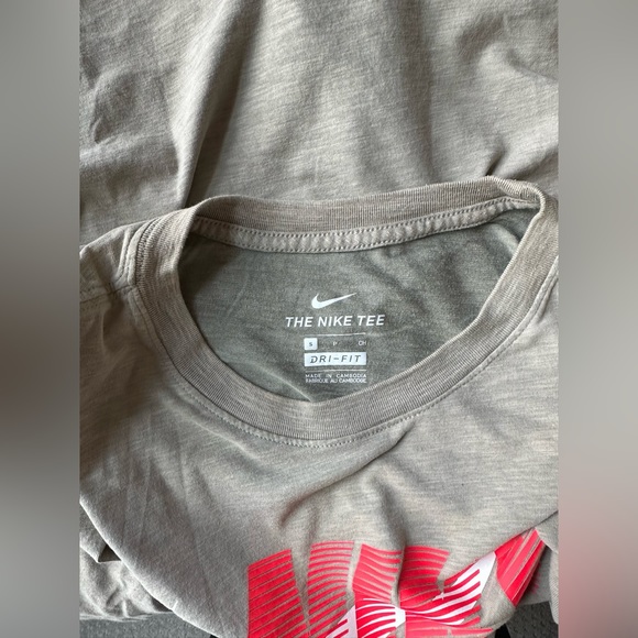 Men’s Nike Dri-Fit Tee Shirt - Picture 5 of 5